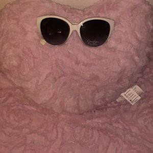 White cat I Jessica Simpson sunglasses